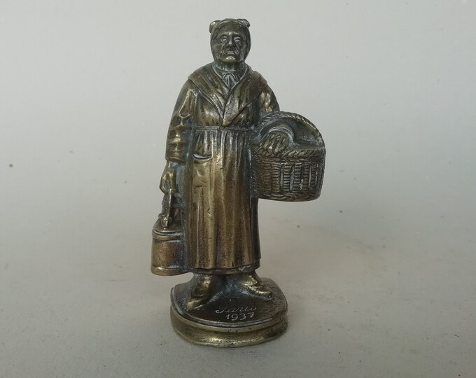 ancien bronze représentant une vieille fermière avec son panier et son pot à lait, Paris 1937