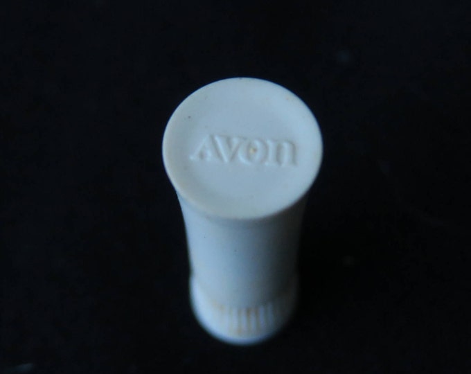 Parfum Avon échantillon miniature tube de rouge à lèvre ancien. crème caramel