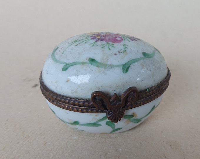 petite boite en porcelaine, pillulier décoré de fleurs