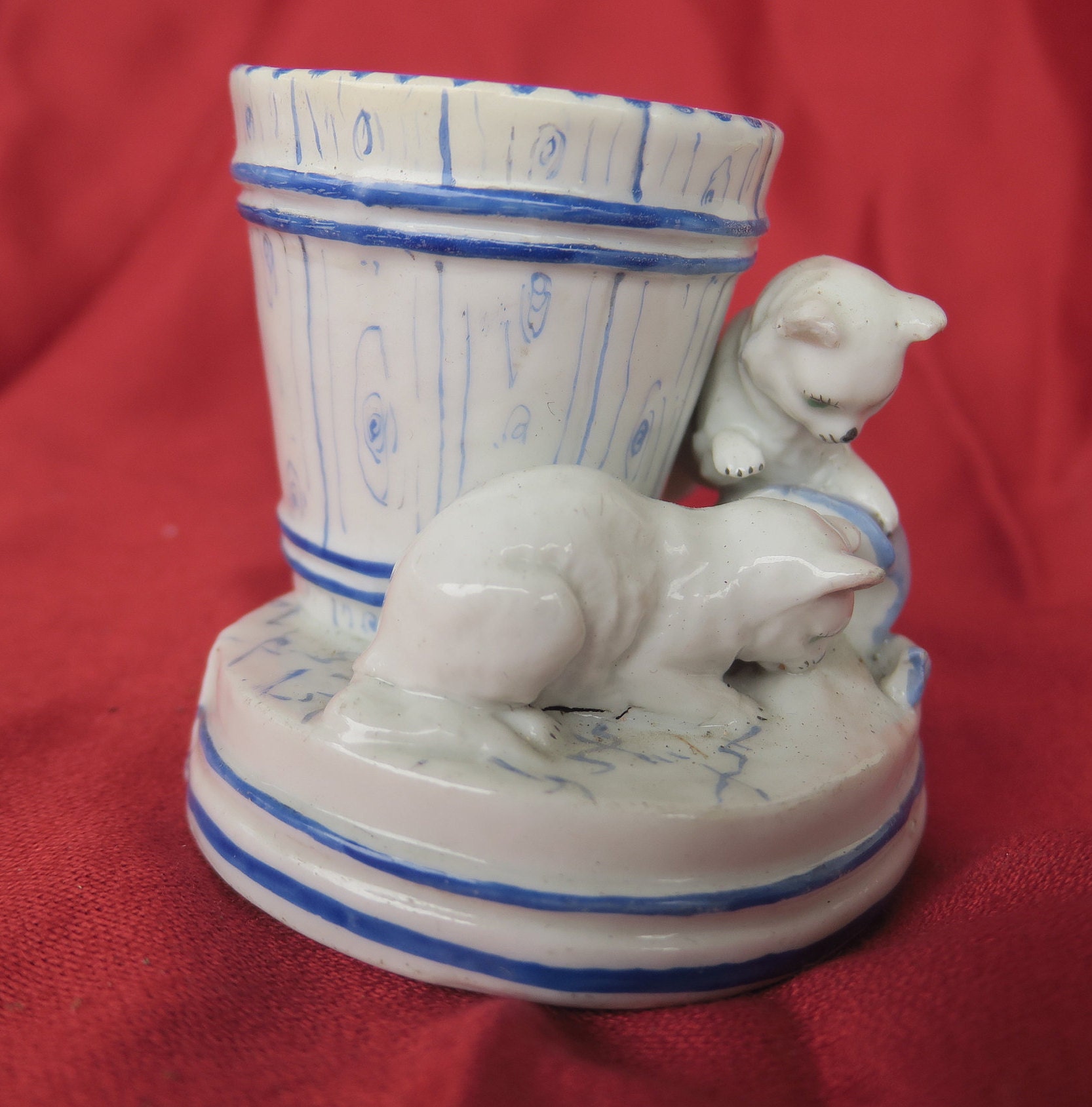 Ancien Pyrogene En Porcelaine Petits Chats Qui Renversent Le Broc De Lait Ancient Pyrogen Porcelain Small Cats Antica Porcellana Pirogena