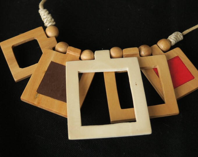 collier moderne en bois carré et naturellement teinté, bijoux tendance
