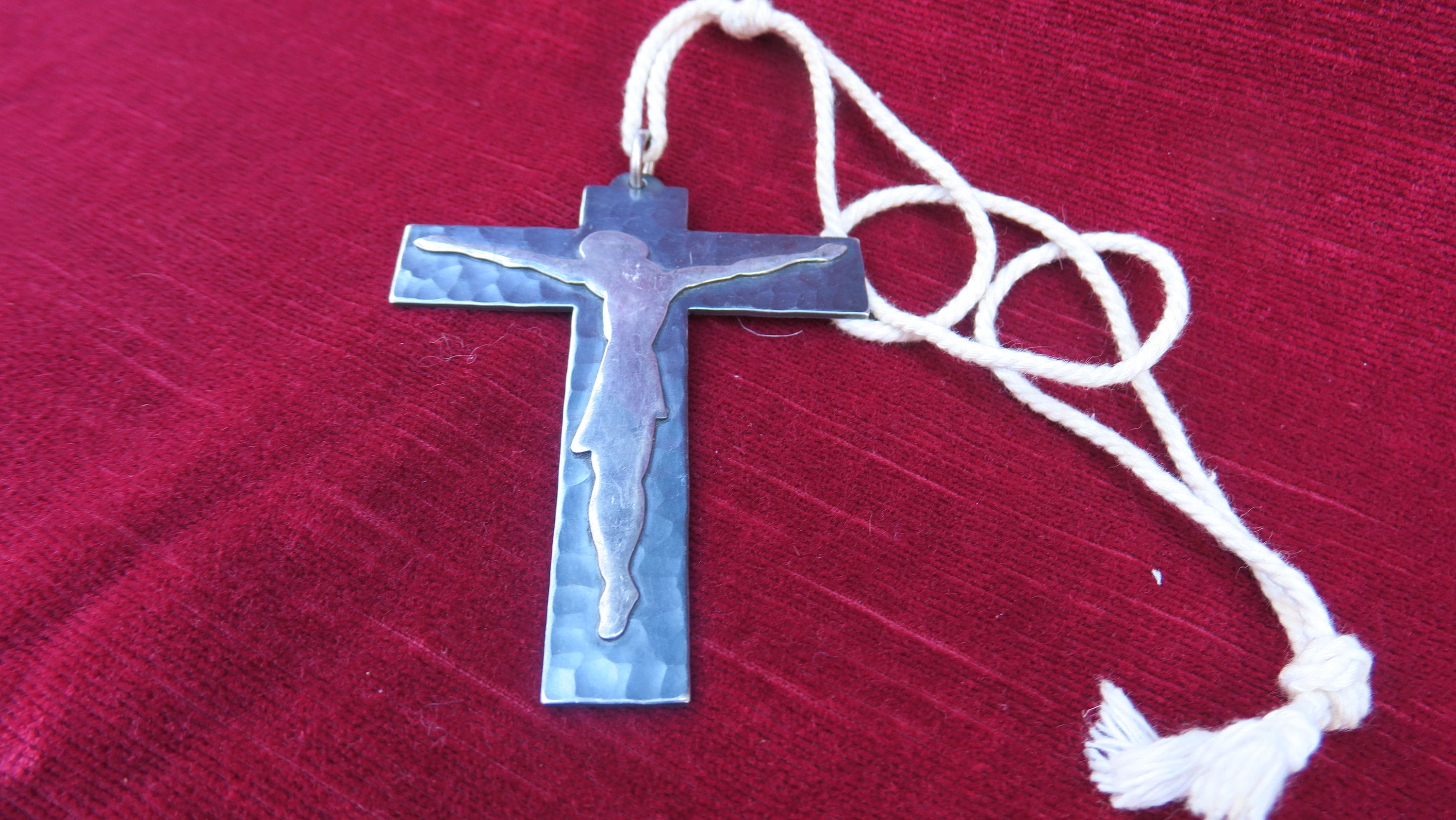 Crucifix en métal: croix dorée et Christ argenté 19cm