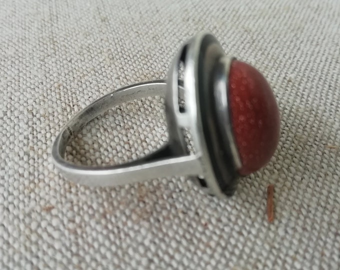 ancienne bague en argent sertie d'une pierre du soleil