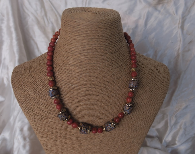 bijoux vintage des années 60, superbe collier de perles en pierres naturelles et sulfures de Murano ( Italie )