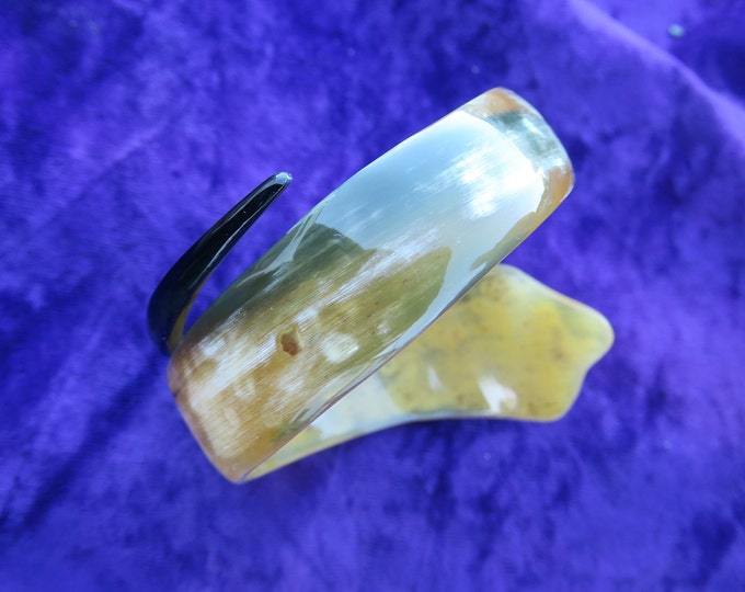 bijoux, bracelet moderne et neuf en corne polie