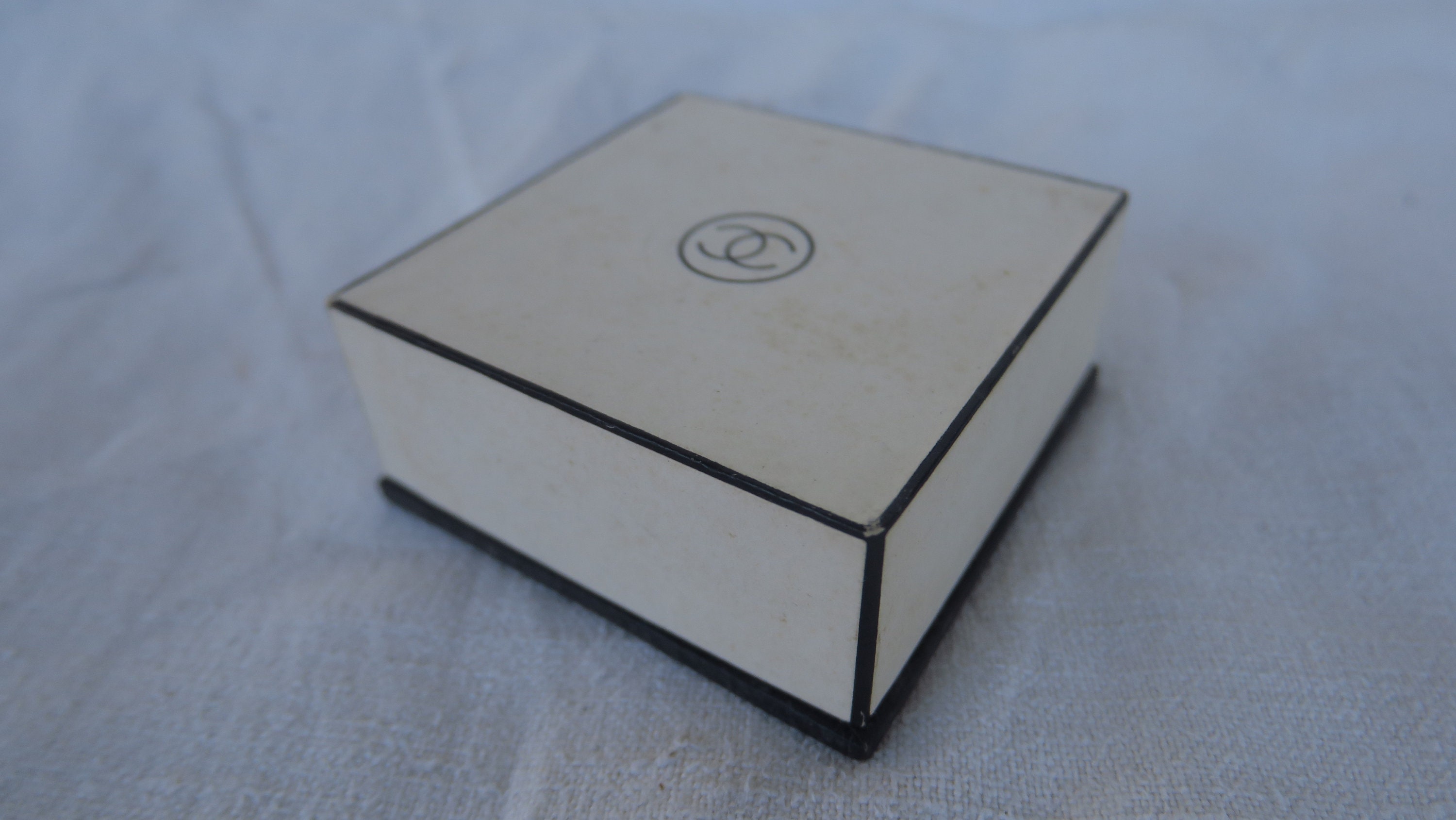 Ancienne Boîte à Poudre LUZY - En Carton Avec Reste De Poudre - Vintage Maquillage Français