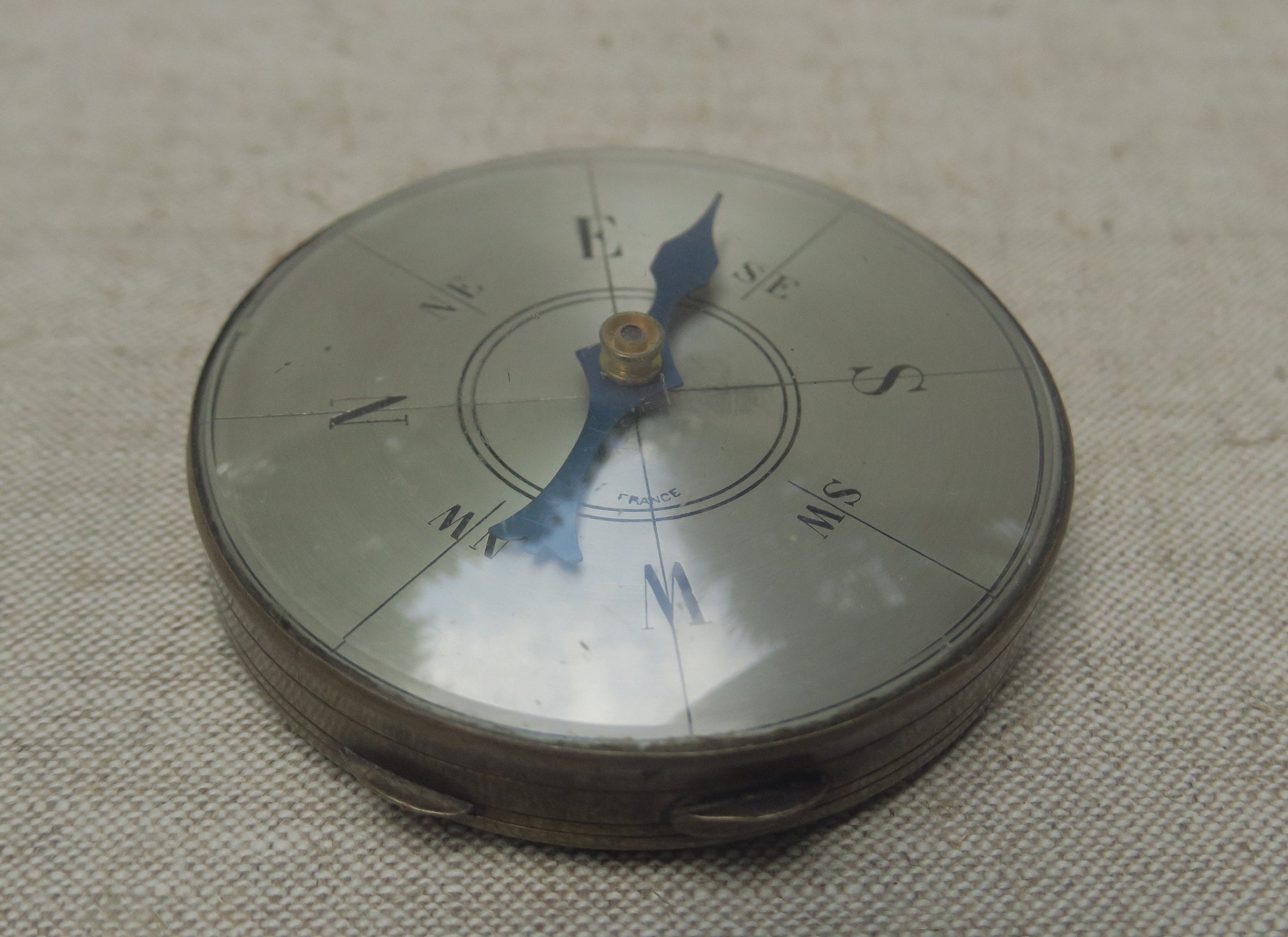 D Un Cote La Boussole Ancienne Et De L Autre La Boite Miroir Verre Laiton Dore Poudrier D Un Cote La Boussole Ancienne Et De L Autre La Boite Miroir Verre Laiton Dore Poudrier