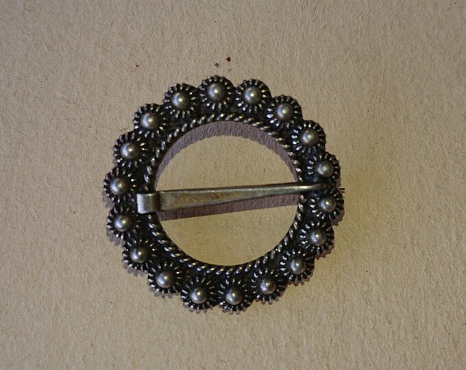 bijoux ancien, broche ronde en métal argenté