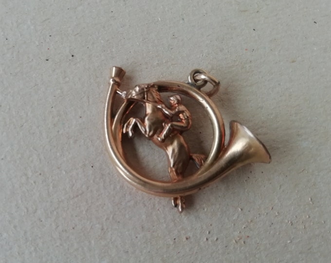 très joli pendentif ancien chasse à cour