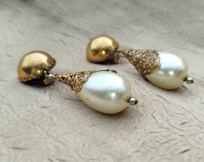 paire de boucle d'oreille clips grand pendant doré & fausse perle