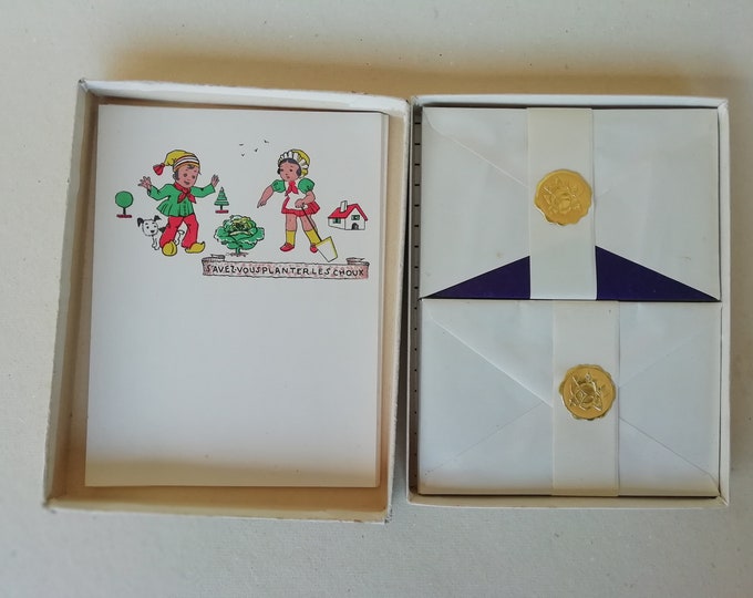 vieille boite contenant du papier à lettre et enveloppes, chansons de grand-mère, au clair de la lune, c'est la mère Michel, savez-vous ...