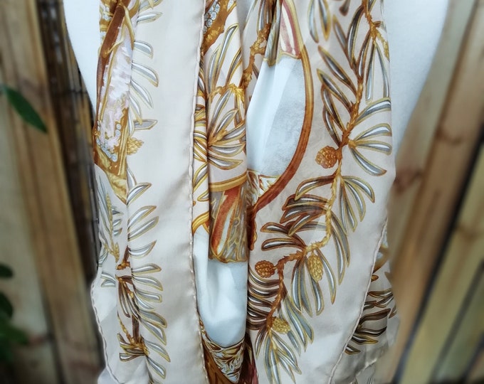 très grand foulard en soie crée par Lalique intitulé Bois sacré