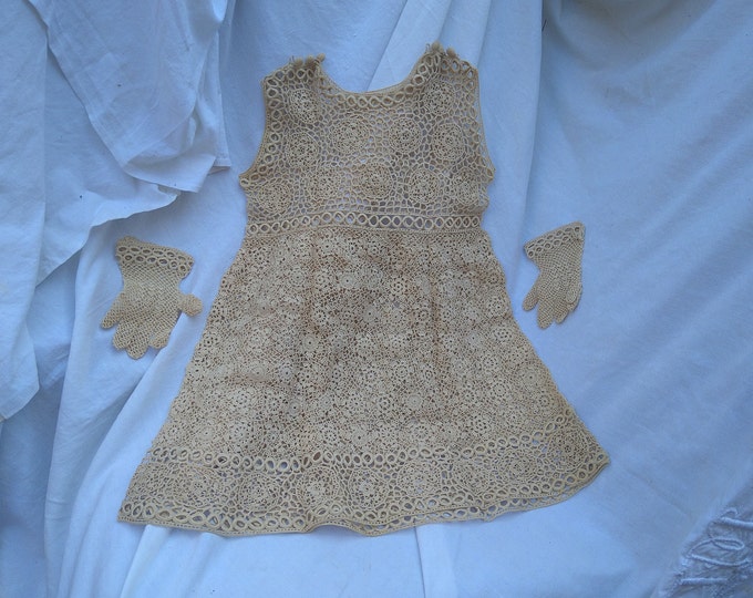 ancienne petite robe de bébé faite au crochet & ses petits gants