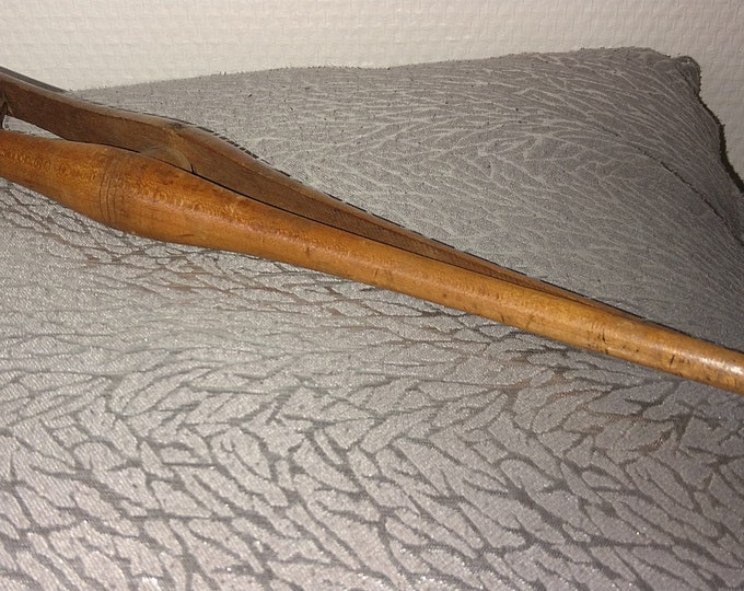 ancienne pince à gant en bois