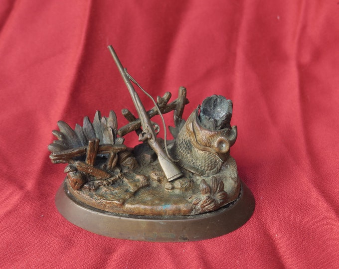 ancien pyrogène en bronze, ciselé décors de chasse, fusil, trompette,