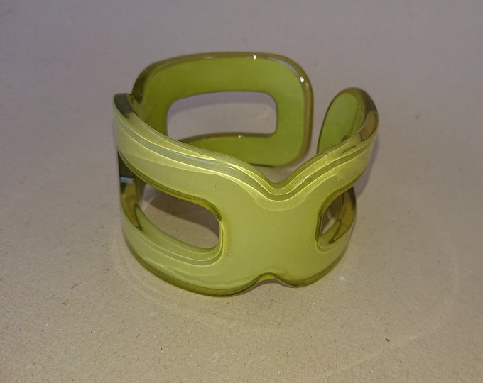Joli bracelet en plexiglass vert clair