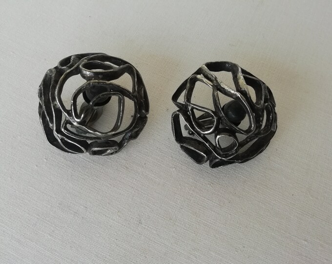superbe paire de boucle d'oreille géante, un vrai travail d'artiste en métal argenté, bijoux ancien