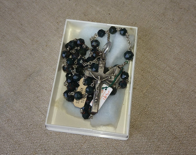 Joli chapelet ancien en argent et pierres véritables vertes, croix titrée Lourdes