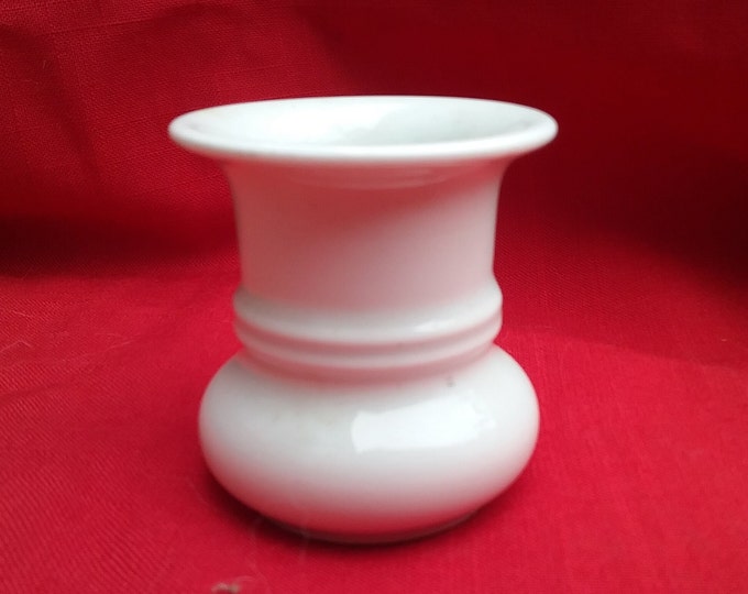 petit pot ancien en porcelaine blanche servant à l'époque à nettoyer sa plume ( certainement Napoléon III )