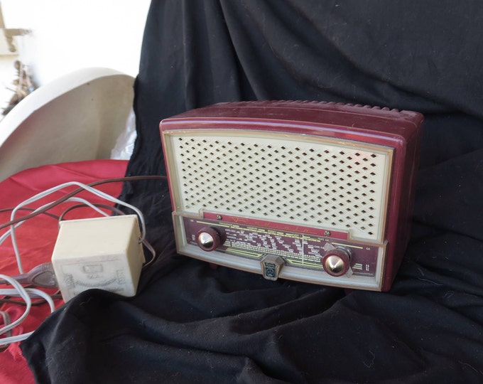 superbe radio ancienne des années 40,50 ou 60, Radiola, habillage en bakélite