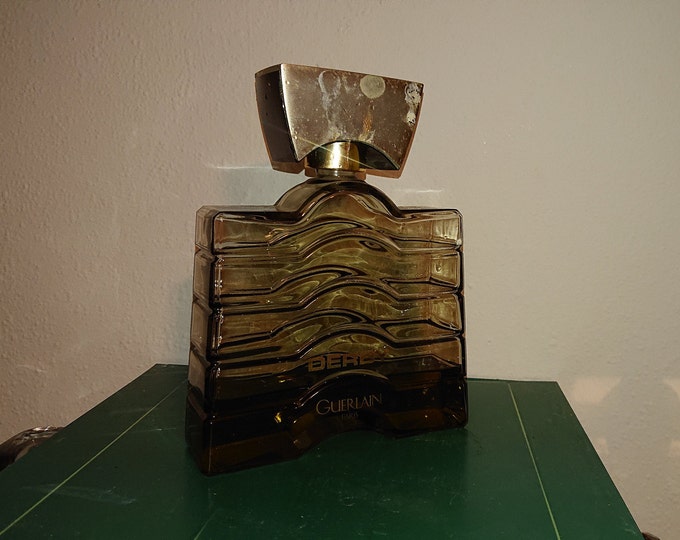 Guerlain, grand flacon de parfum factice, modèle Derby des années 80