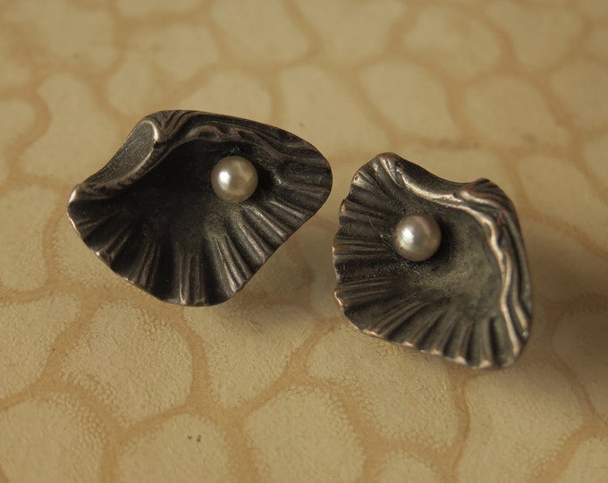 paire d'ancienne boucle d'oreille, clips, d'époque début 20 ème, perle dans une huître de culture