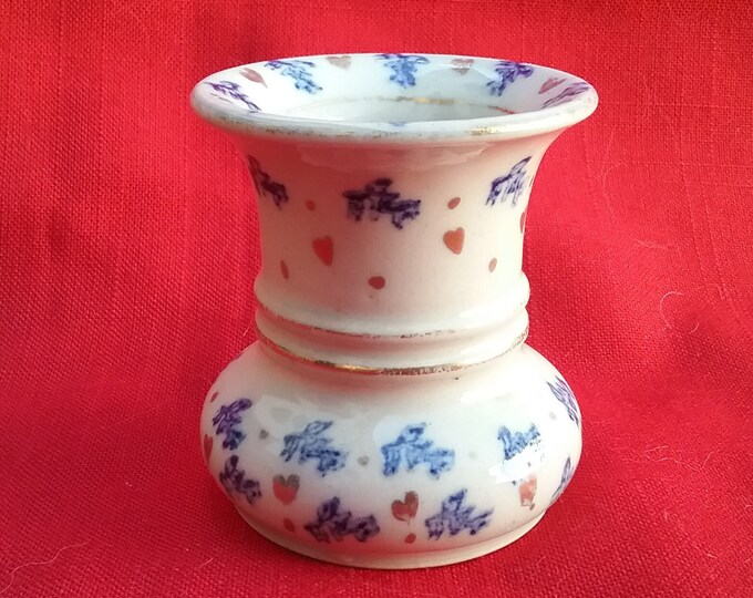 lave-plume, petit pot ancien en porcelaine blanche décoré de fleurs bleu & coeur doré, servant à l'époque à nettoyer sa plume