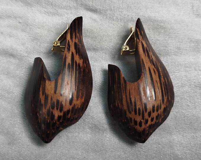 paire de boucle d'oreille clips en bois de palissandre créé par Catherine Noll