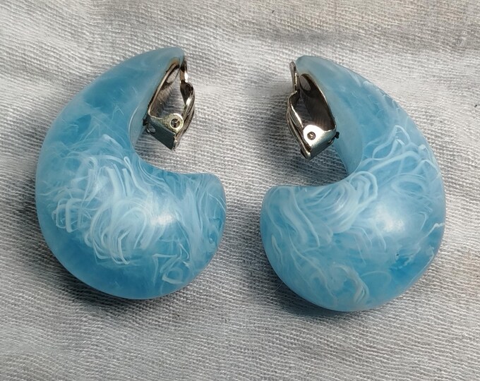paire de boucle d'oreille clips en résine créé par Catherine Noll