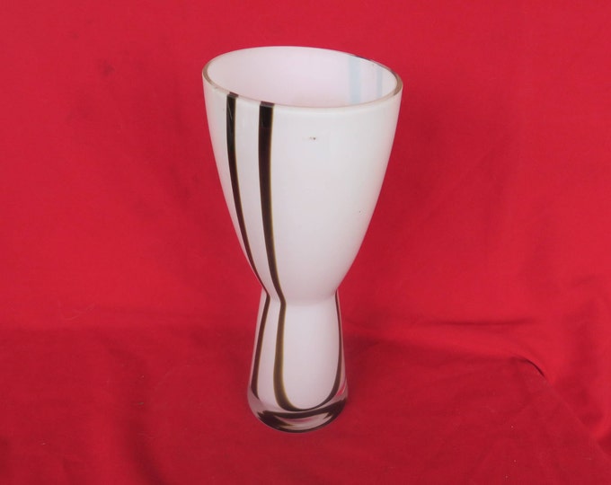 Superbe vase ancien en verrerie blanche et noir dans le goût de Murano