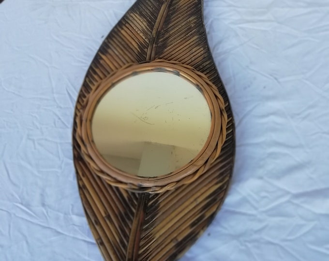 ancien miroir soleil des années 60 en rotin en forme de feuille
