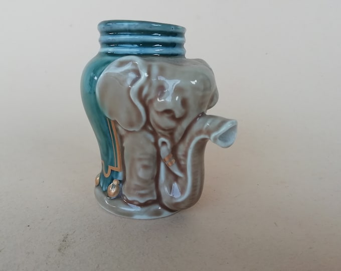 petit pichet à lait éléphant en porcelaine marqué LS