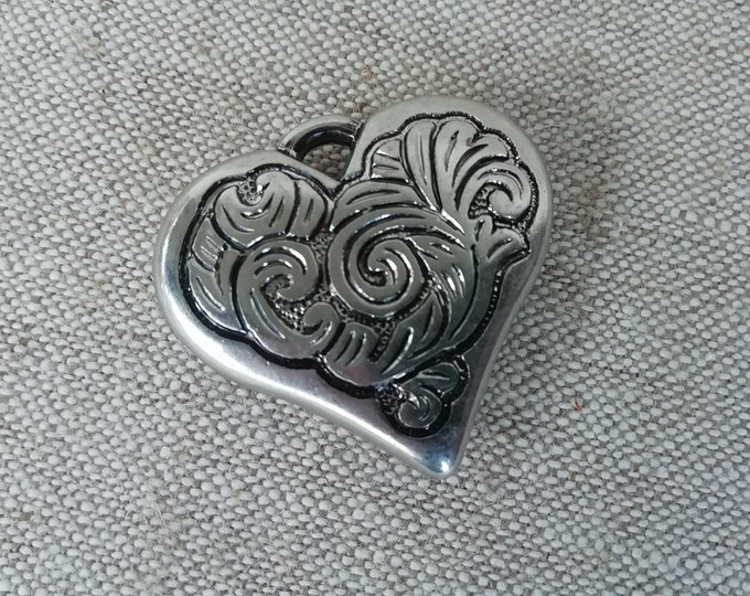 pendentif moderne en métal gris en forme de cœur