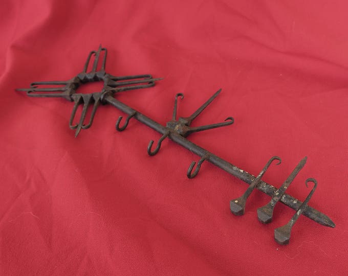 ancien porte clé ou porte torchon en fer forgé, travail d'art populaire exécuté avec de la quincaillerie, ferronnerie des années 50