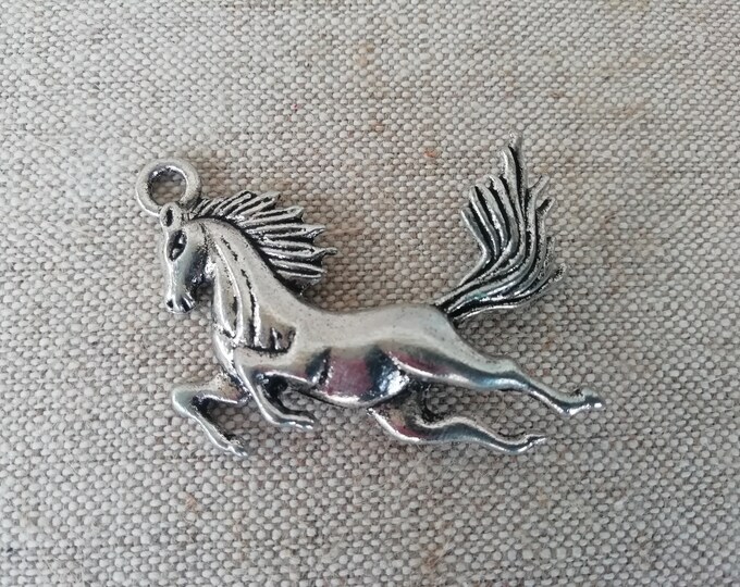 pendentif en métal gris pendentif, cheval
