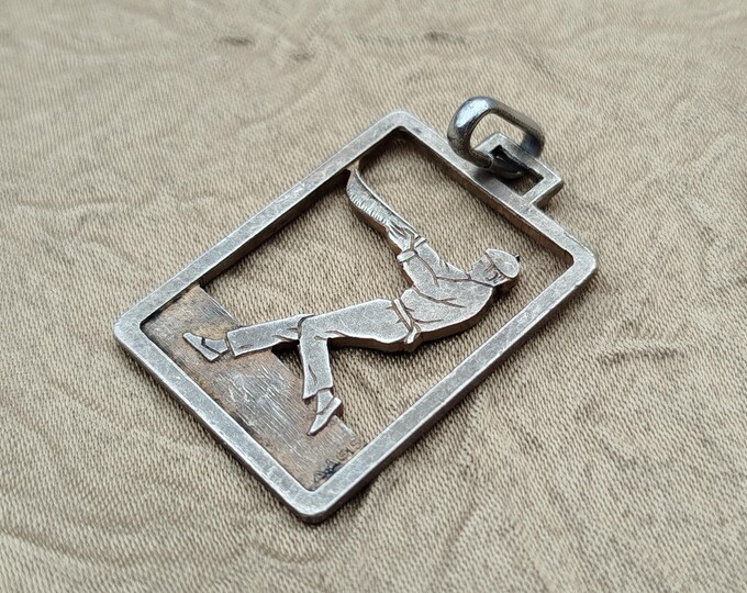 ancienne broche du Pays Basque, bijoux en métal, joueur de chistéra