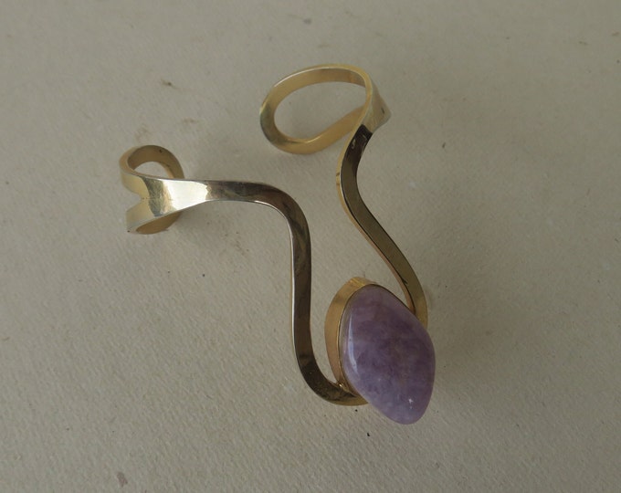 Joli bracelet en métal doré et pierre mauve, années 70