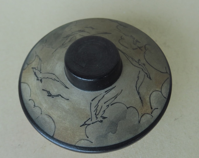 poterie de Ciboure ancienne, couvercle de pot à décors d'oiseaux