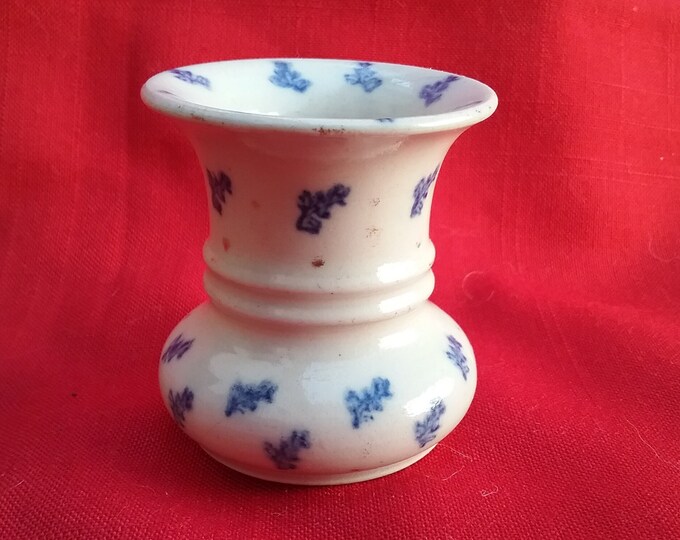 lave-plume, petit pot ancien en porcelaine blanche décoré de fleurs, servant à l'époque à nettoyer sa plume