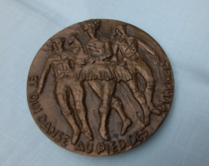 ancienne médaille en bronze double face, les Basques, ce petit peuple qui chante et qui danse au pieds des Pyrénées, signé J. Baudet