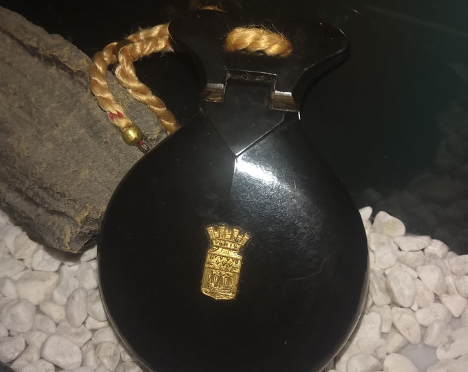 Poudrier ancien en bakélite ou galalite en forme de castagnette, avec le blason de Paris