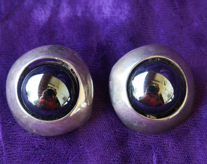 belle paire de boucle d'oreille vintage fantaisie en métal blanc et pierre noire