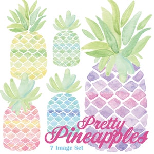 Puede incluir: Un conjunto de siete ilustraciones de acuarela de piñas en varios colores, incluyendo amarillo, verde, azul, rosa y morado. Las piñas están dispuestas en un patrón caprichoso y el texto "Pretty Pineapples 7 Image Set" está escrito debajo de las piñas.
