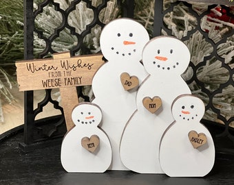 Gepersonaliseerde sneeuwpopfamilie: gelaagd winterdecor