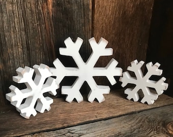 Distressed White Snowflake Decor: Farmhouse Christmas Decoration