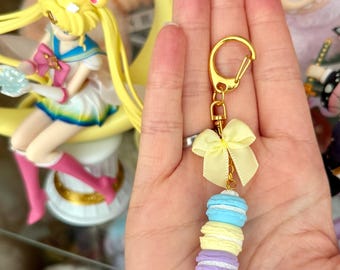 Handgemachter Pastell Macaron Schlüsselanhänger: Anhänger aus Polymer Clay, Goldverschluss & Schleife