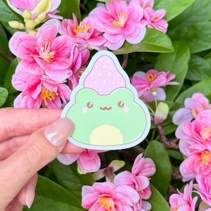 Sticker vinyle Daifuku grenouille kawaii ~ Sticker imperméable dessert Mochi fraise, grenouille mignonne pour ordinateurs portables, bouteilles et journaux