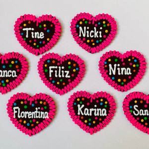 Corazón de fieltro de jengibre, personalizable, para fijar con alfileres en neón y brillan en la oscuridad, ancho x alto 7,5 x 6,5 cm