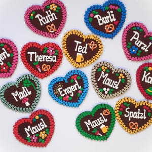 Lebkuchenherz aus Filz – personalisierbarer Anstecker / Wiesn Accessoire / Geschenk Oktoberfest / Hochzeit / JGA  B x H 7,5 x 6,5 cm