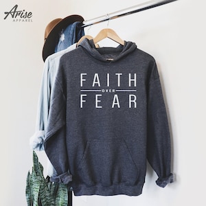 Faith Over Fear Hoodie | Christelijke tekst sweatshirt, christelijke geschenk trui, dominee geschenk, doop aanwezig bijbel vers schrift voor mannen vrouwen
